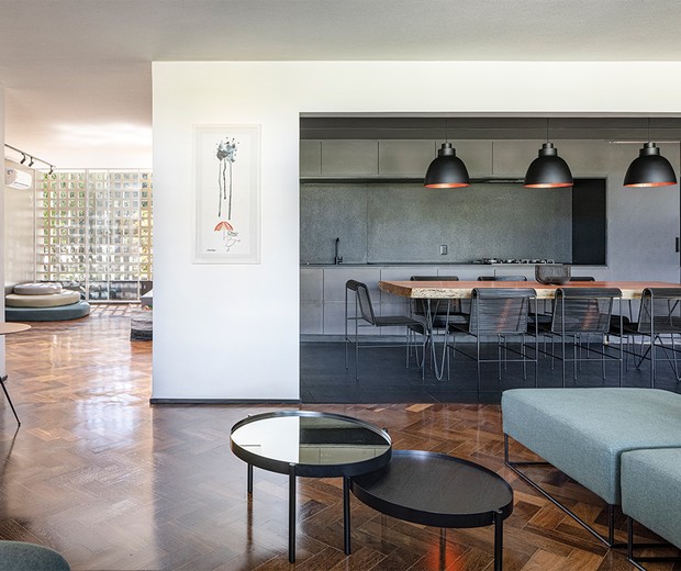 Em Brasília, apartamento modernista ganha área social ampliada (Foto:  Joana França )
