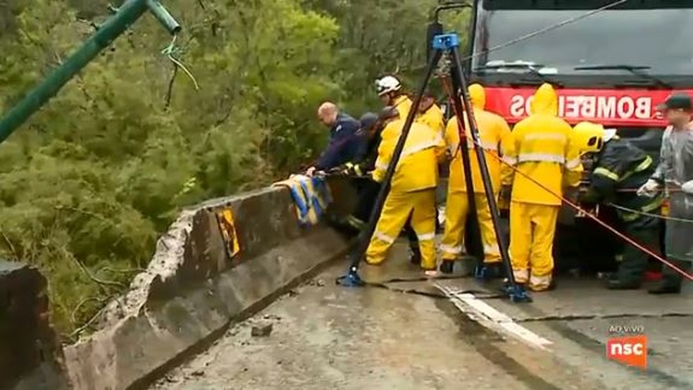 Motorista morre apÃ³s caminhÃ£o cair em penhasco de 250 metros na Serra do Rio do Rastro (Foto: ReproduÃ§Ã£o/ NSC TV)