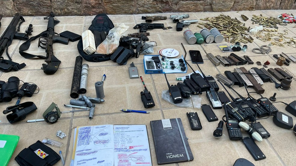 Armas e rádios apreendidos na casa de um PM do Batalhão de Caxias — Foto: Reprodução/TV Globo
