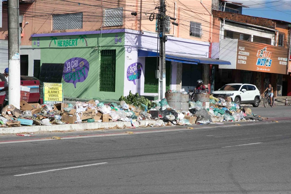 Lixo acumulado em avenida de Caucaia, na Região Metropolitana de Fortaleza. — Foto: Kid Junior/SVM