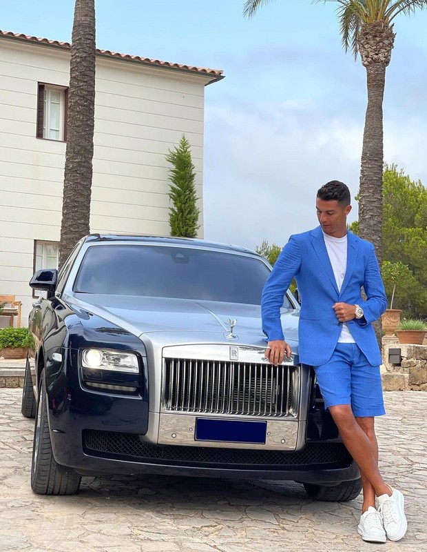 Cristiano Ronaldo com seu Rolls-Royce Ghost (Foto: Reprodução/Instagram)