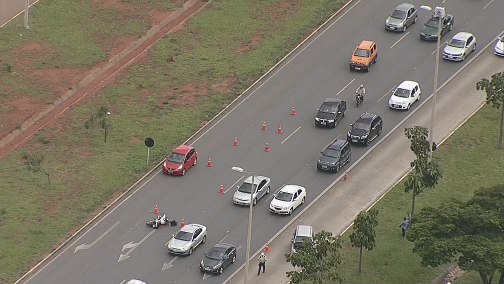 EPTG bloqueada após acidente envolvendo moto da PM e carro (Foto: TV Globo/Reprodução)