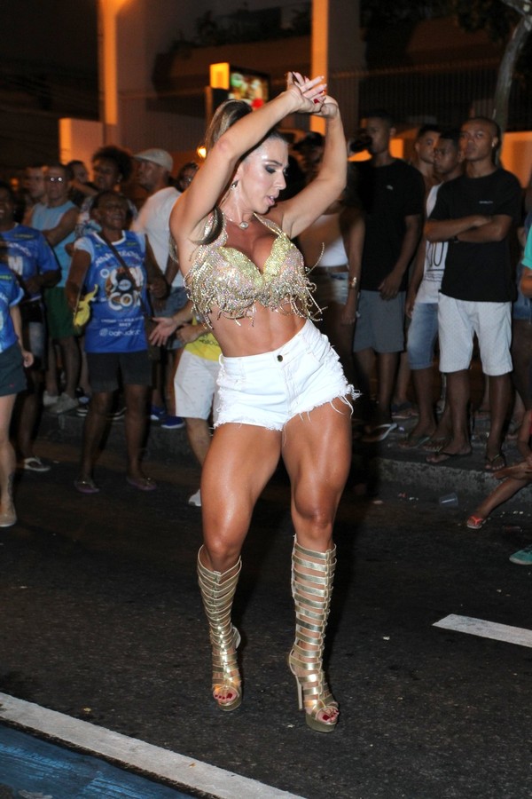 Musa coxuda da Vila conta dias para fim da dieta: 'Quero pizza e brigadeiro'