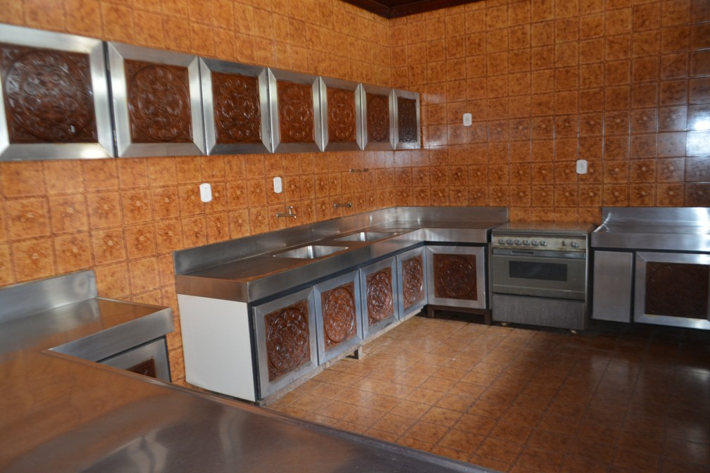 Cozinha da antiga casa do Teixeirão ainda tem eletrodomésticos utilizados na época — Foto: Diêgo Holanda/G1