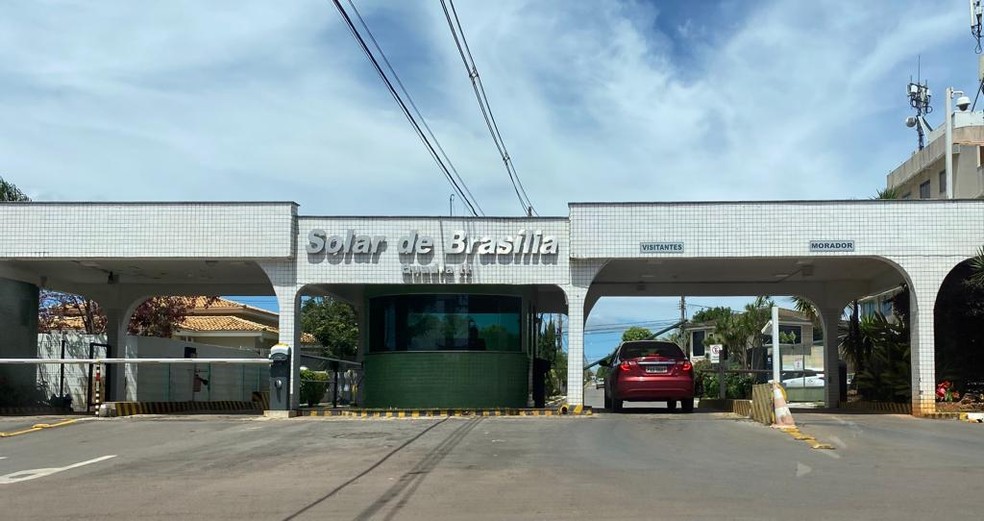 Entrada do condomínio do ex-presidente Jair Bolsonaro  — Foto: Alice Cravo/ Agência O Globo