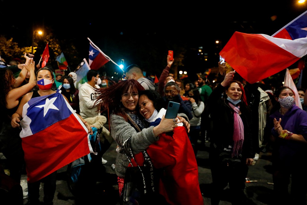 Manifestantes comemoram resultado do referendo sobre uma nova constituição chilena, em Valparaíso, Chile — Foto: Rodrigo Garrido/Reuters