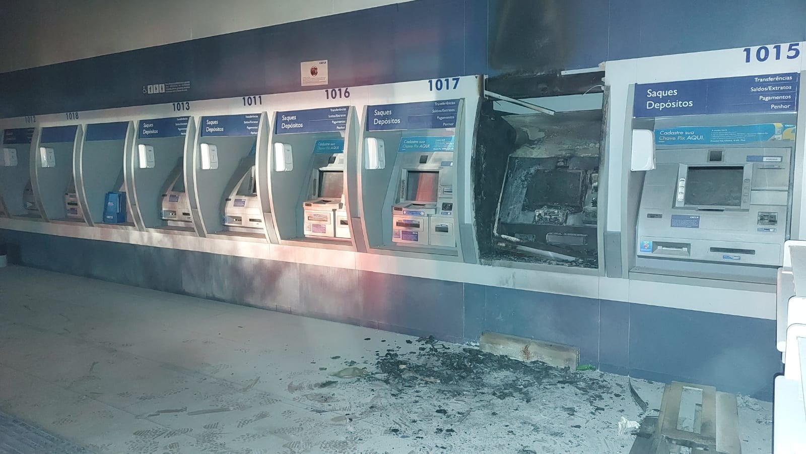 Caixa eletrônico pega fogo durante tentativa de furto e suspeitos fogem em Blumenau, diz PM