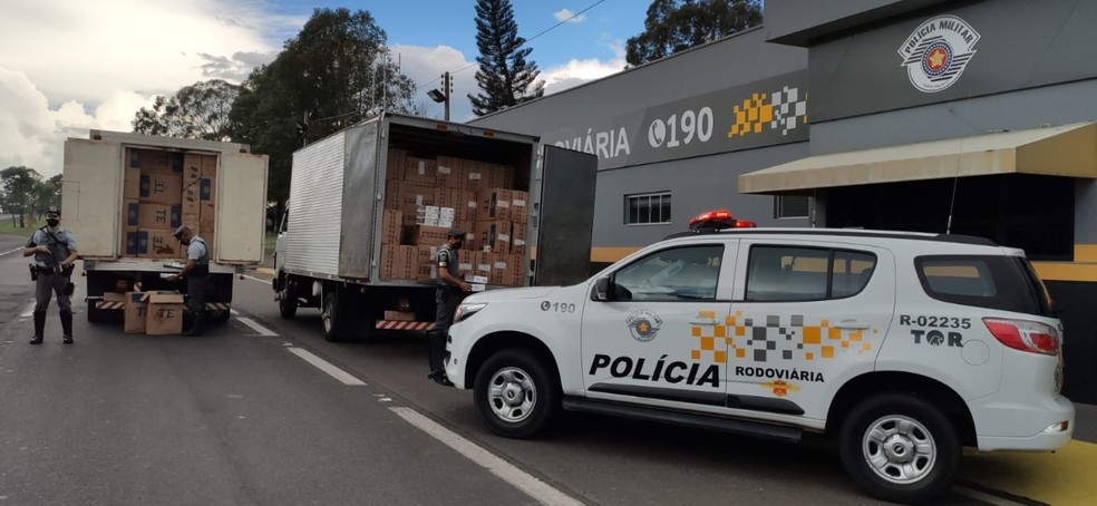 Cigarros contrabandeados do Paraguai foram apreendidos em Presidente Prudente — Foto: Polícia Militar Rodoviária