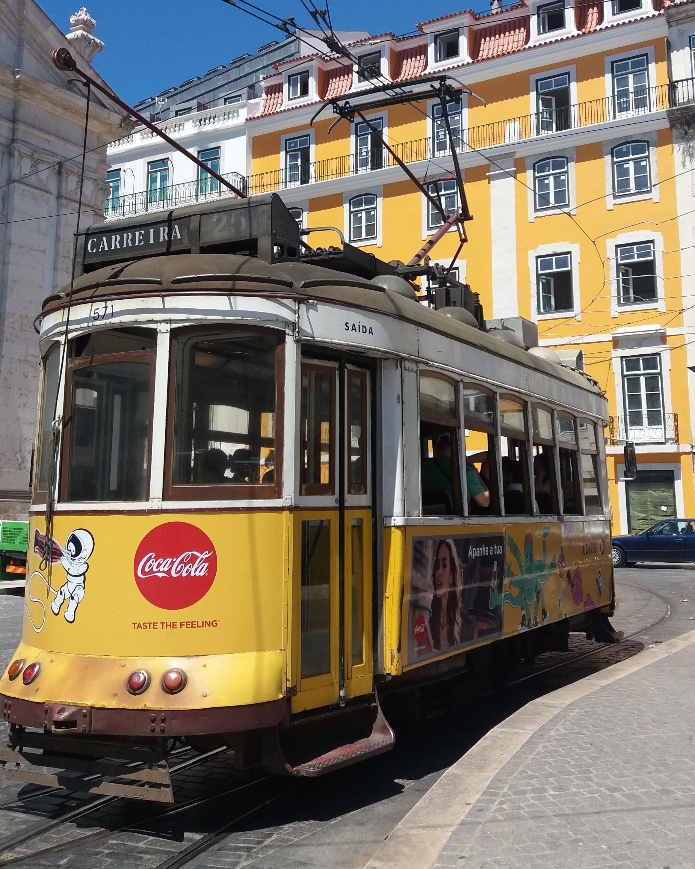 Bonde circula pelas ruas de Lisboa