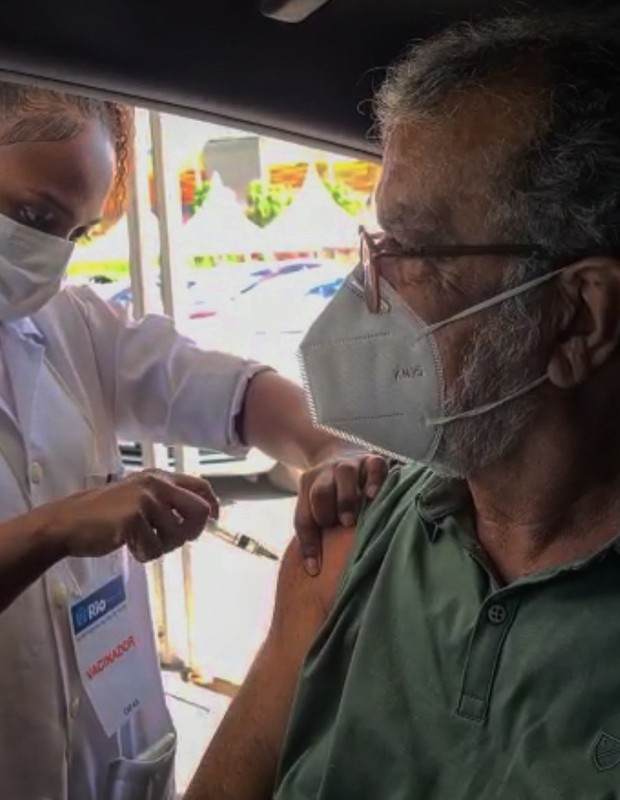Humberto Carrão celebra vacinação do pai, Paulo Roberto (Foto: Reprodução/Instagram)