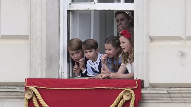 Príncipe George, príncipe Louis, princesa Charlotte, Mia Grace Tindall e princesa Beatrice (Foto: PA Media via BBC News)