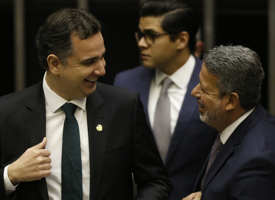 O presidente do Senado, Rodrigo Pacheco (à esq.) e o dirigente da Câmara, Arthur Lira