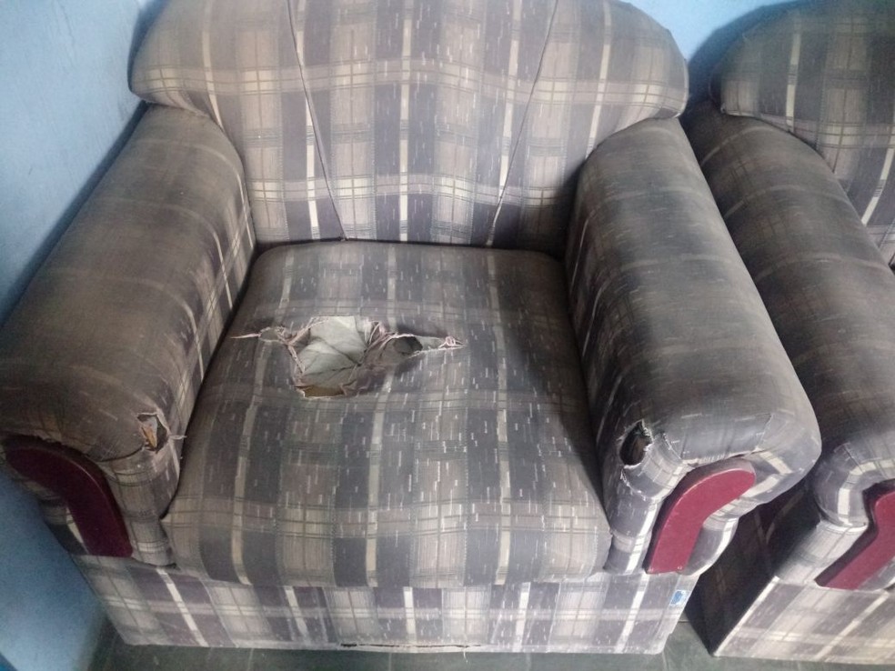 Sofá da recepção está rasgado (Foto: Ascom/Sindpol)