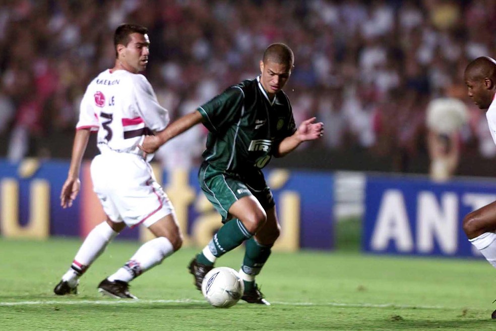 Alex em ação pelo Palmeiras, em 2002 — Foto: PAULO PINTO