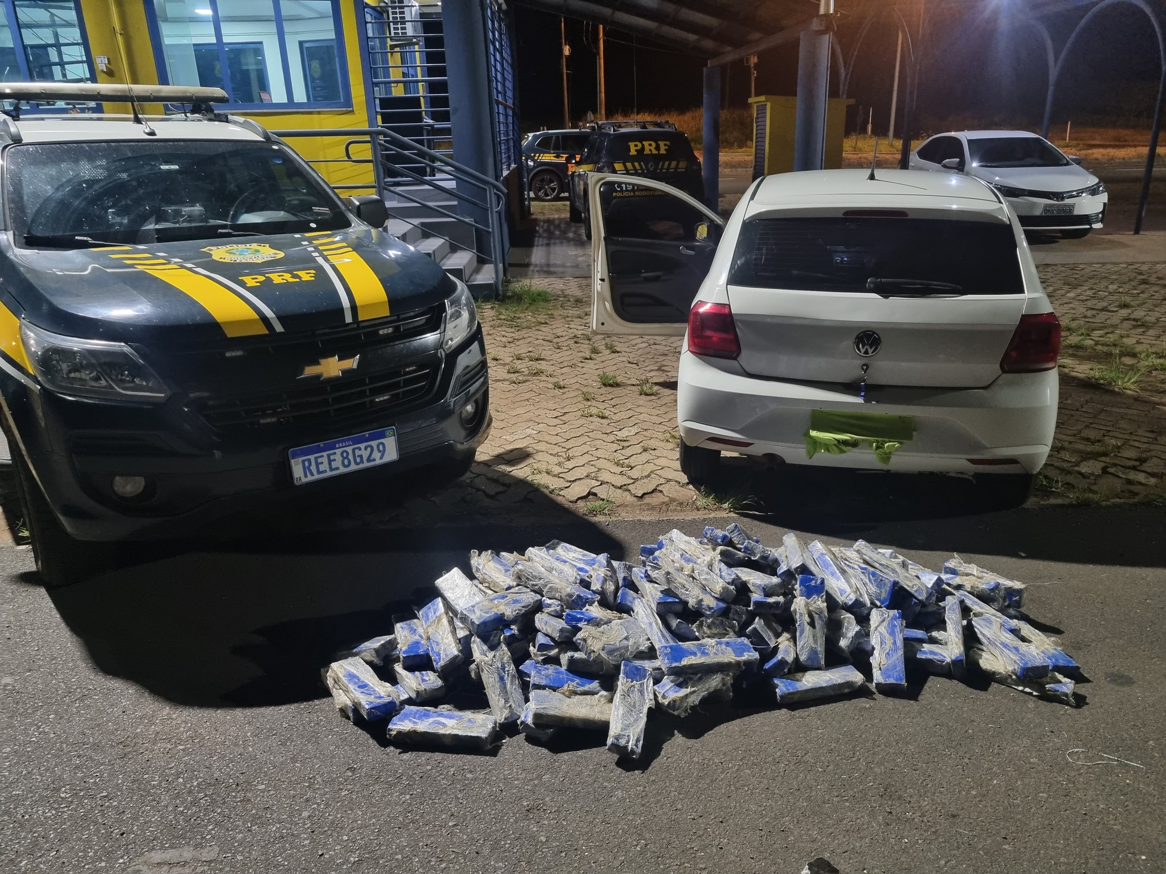 Dois são presos com 150 kg de maconha dentro do carro na BR-050, em Araguari