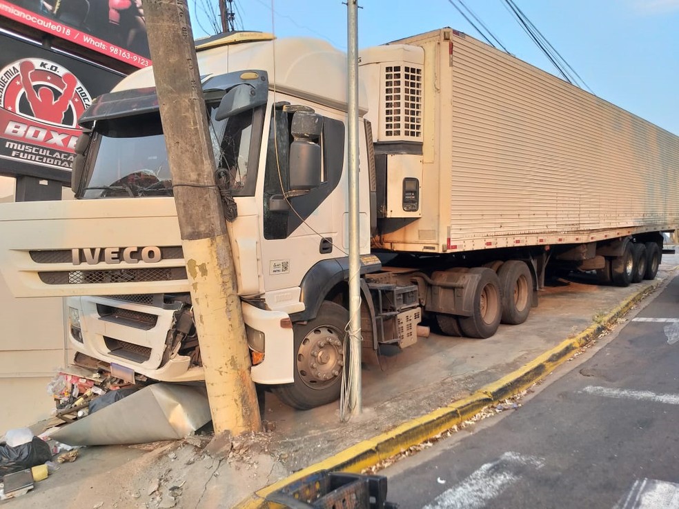 Caminhão perdeu o freio e bateu em poste na Avenida Joaquim Constantino — Foto: Heloise Hamada/G1