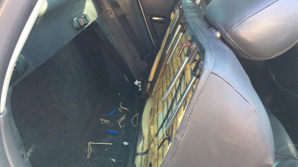 Fundo em falso de carro escondia drogas e dinheiro â Foto: Manoela Borges/TV Globo