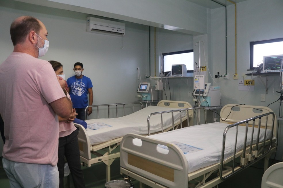 Prefeito de Sobral, Ivo Gomes, visitou hospital de campanha neste domingo (14). — Foto: Divulgação