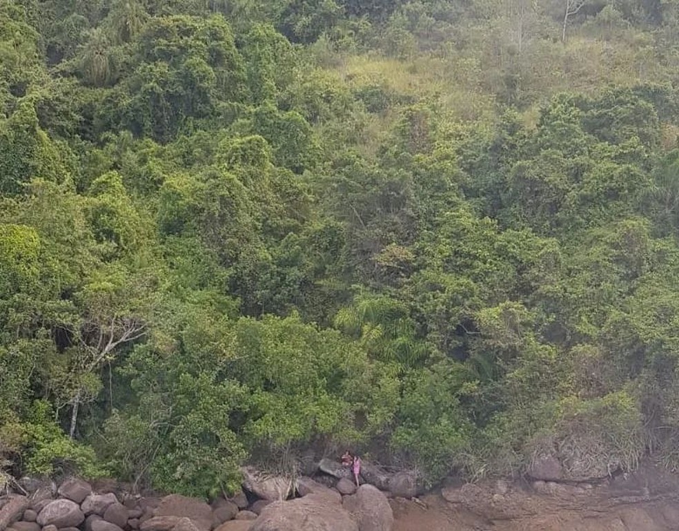 Jovens são resgatadas por helicóptero após se perderem em trilha em Ilhabela — Foto: Divulgação/PM