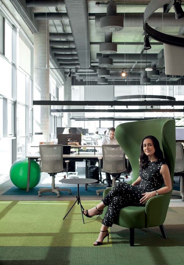 No escritório, coordenar tapete e móveis no tom é uma saída para modernizar e energizar sem exageros (Foto: Gabriel Arantes/Arquivo Vogue)