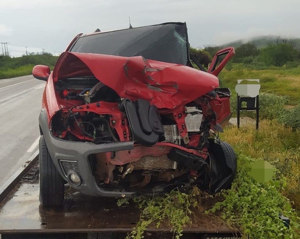 Caminhonete tem a frente destruída em acidente na BR-428 em Petrolina  — Foto: Divulgação/ PRF