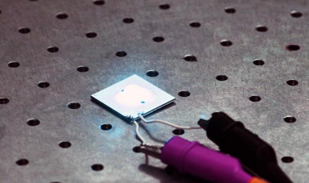 LED usa pontos quÃ¢nticos para atingir nÃ­veis mais intenso de luminosidade sem aumentar o consumo de energia (Foto: DivulgaÃ§Ã£o/Universidade de KoÃ§)