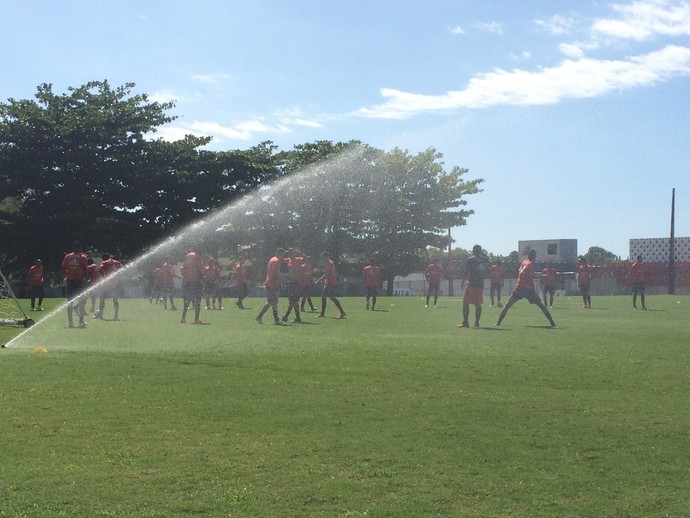 Em tratamento, Rafael Vaz é vetado e abre disputa na zaga do Flamengo