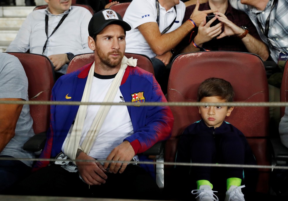 Messi e o filho Thiago em um jogo do Barcelona — Foto: Reuters
