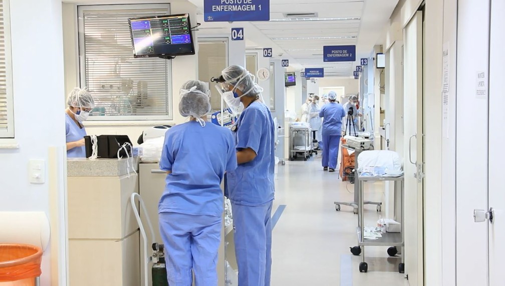 Profissionais da saúde atuam no tratamento de pacientes com Covid-19 em hospital de Ribeirão Preto, SP — Foto: Reprodução/EPTV