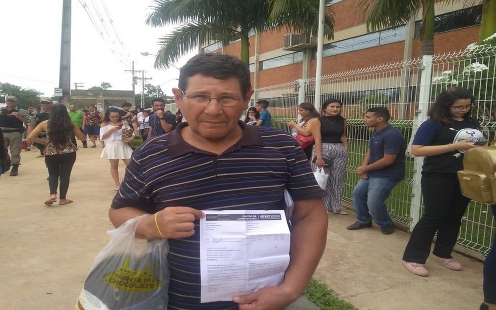 ENEM 2019 – DOMINGO (3) – RIO BRANCO (AC)  - O aposentado José Carneiro Belmiro, 68 anos, andou uma hora até cjhegar ao local de provas, no Centro Universotário Unimeta — Foto: Alcinete Gadelha/G1