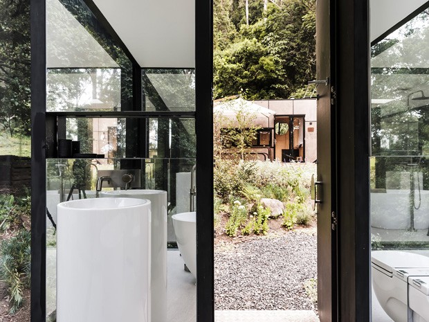 Décor do dia: banheiro minimalista no meio do jardim (Foto: Robert Walsh/Divulgação)