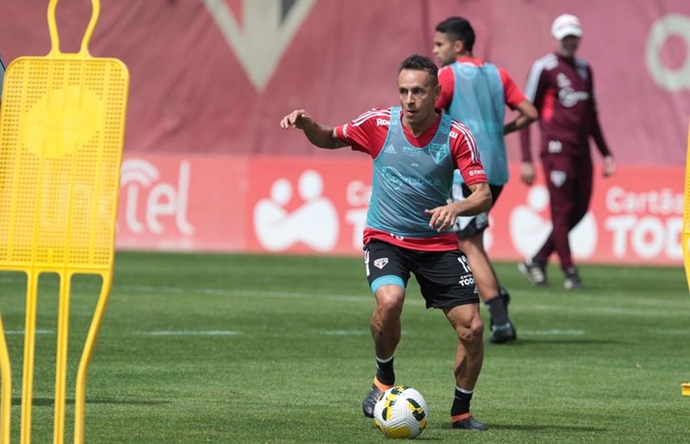 Rafinha em treino do São Paulo — Foto: Rubens Chiri/Saopaulofc.net