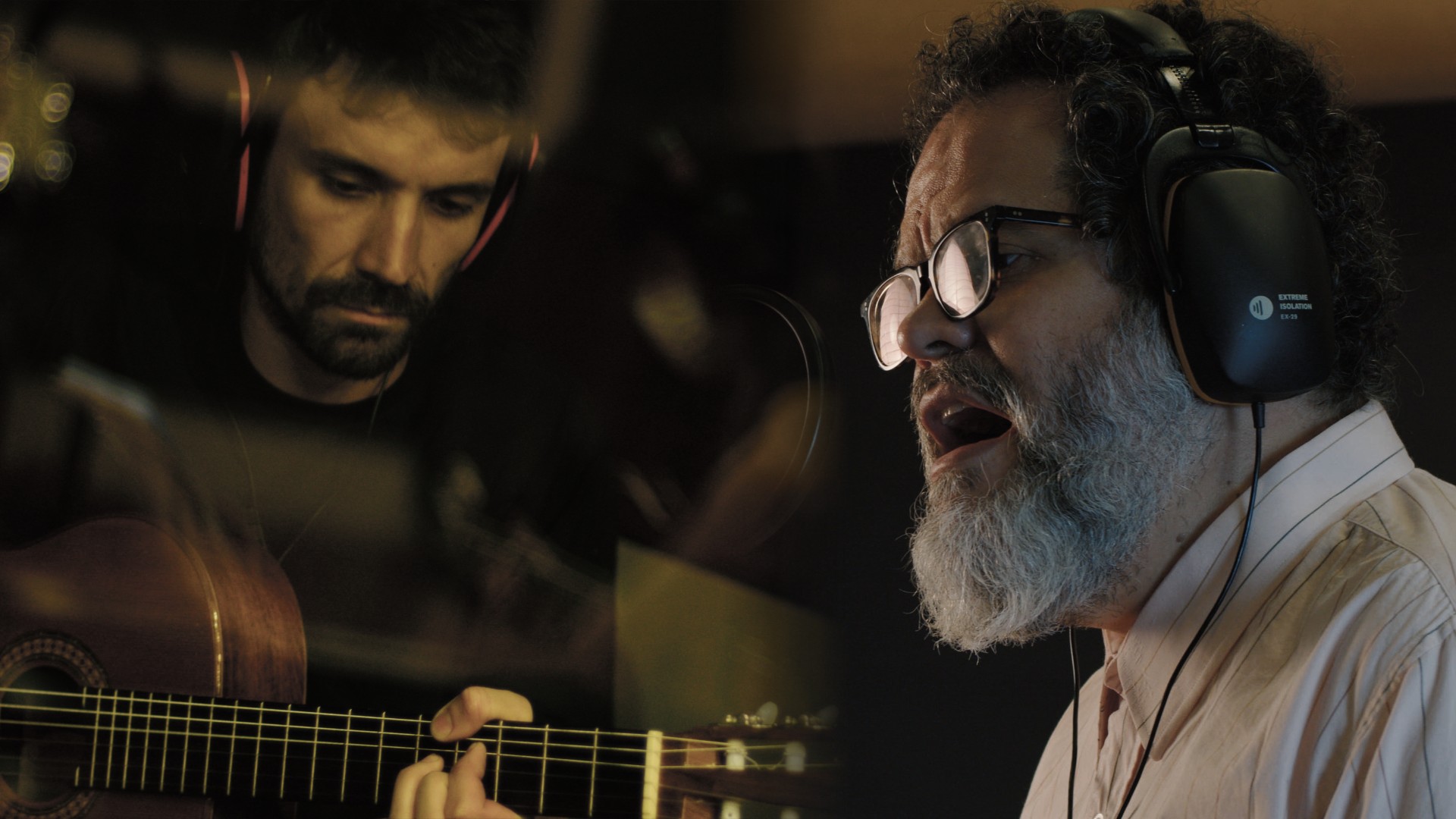 Romulo Fróes e Tiago Rosas mandam álbum 'Na goela' em 2023 com angústias e ruídos