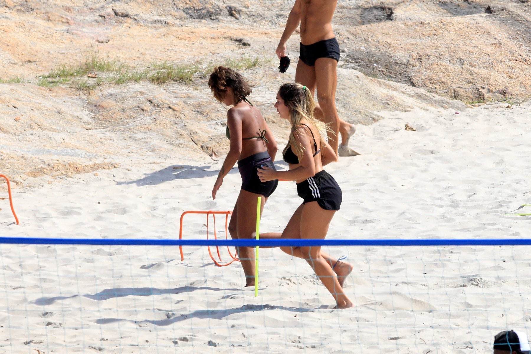Carol Portaluppi faz treino e joga futvôlei na praia (Foto: JC Pereira/Agnews)