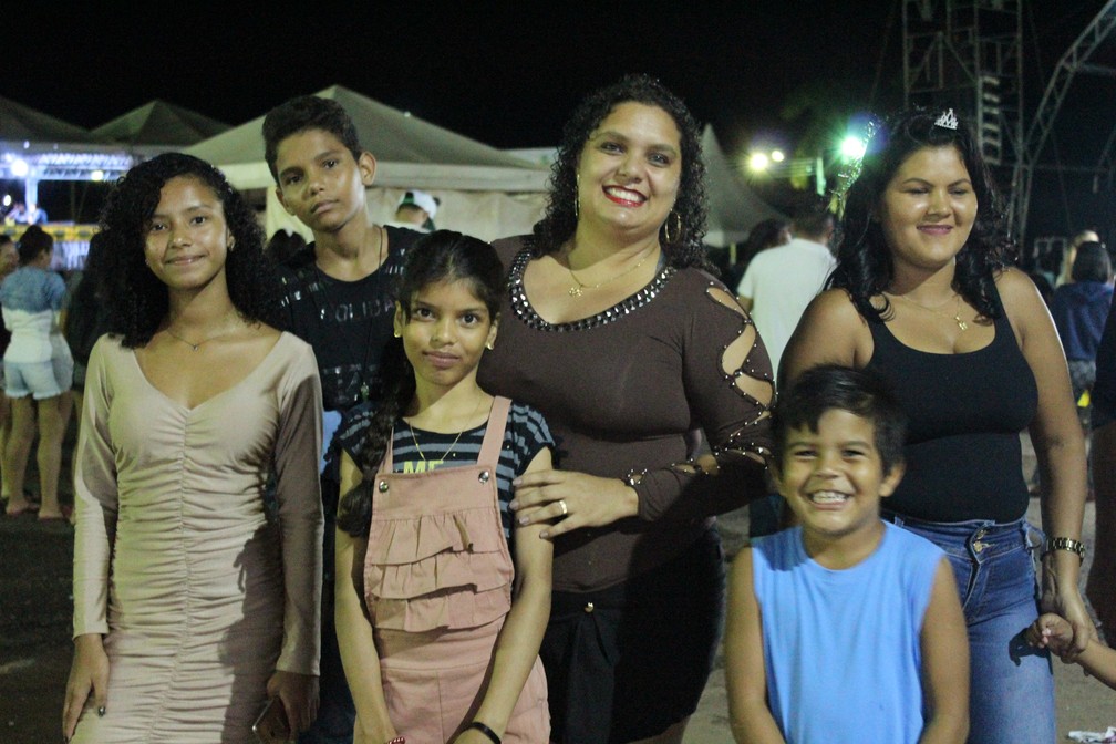 Raiane (ao centro) veio com a família da zona leste de Porto Velho para show municipal do cantor Daniel.  — Foto: Pedro Bentes/G1