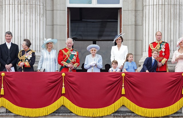 LONDON, ENGLAND - JUNE 02: (L-R) Timothy Laurence, Princess Anne, Princess Royal, Camilla, Duchess of Cornwall, Prince Charles, Prince of Wales, Queen Elizabeth II, Prince Louis of Cambridge, Catherine, Duchess of Cambridge, Princess Charlotte of Cambridg (Foto: Getty Images)