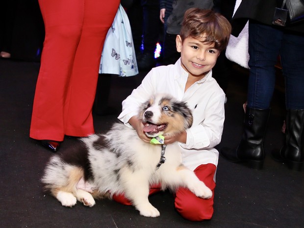 Henry ganha cachorro de presente (Foto: Manuela Scarpa/Brazil News)
