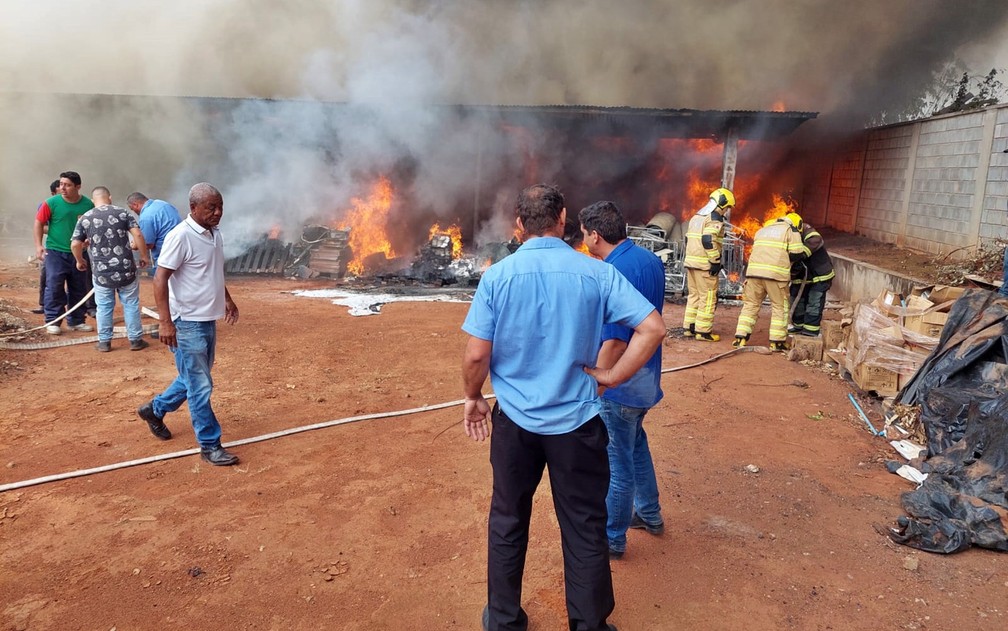 Galpão de distribuidora de alimentos fica destruído após incêndio em Alfenas — Foto: Corpo de Bombeiros