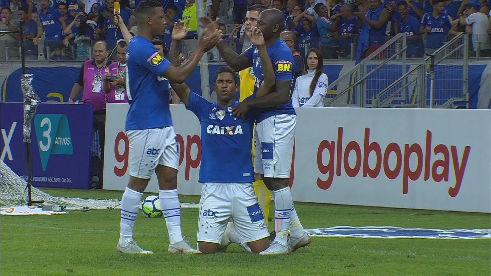 Raniel sente estalo no tornozelo e deixa Mineirão com proteção; médico vê trauma com mais energia