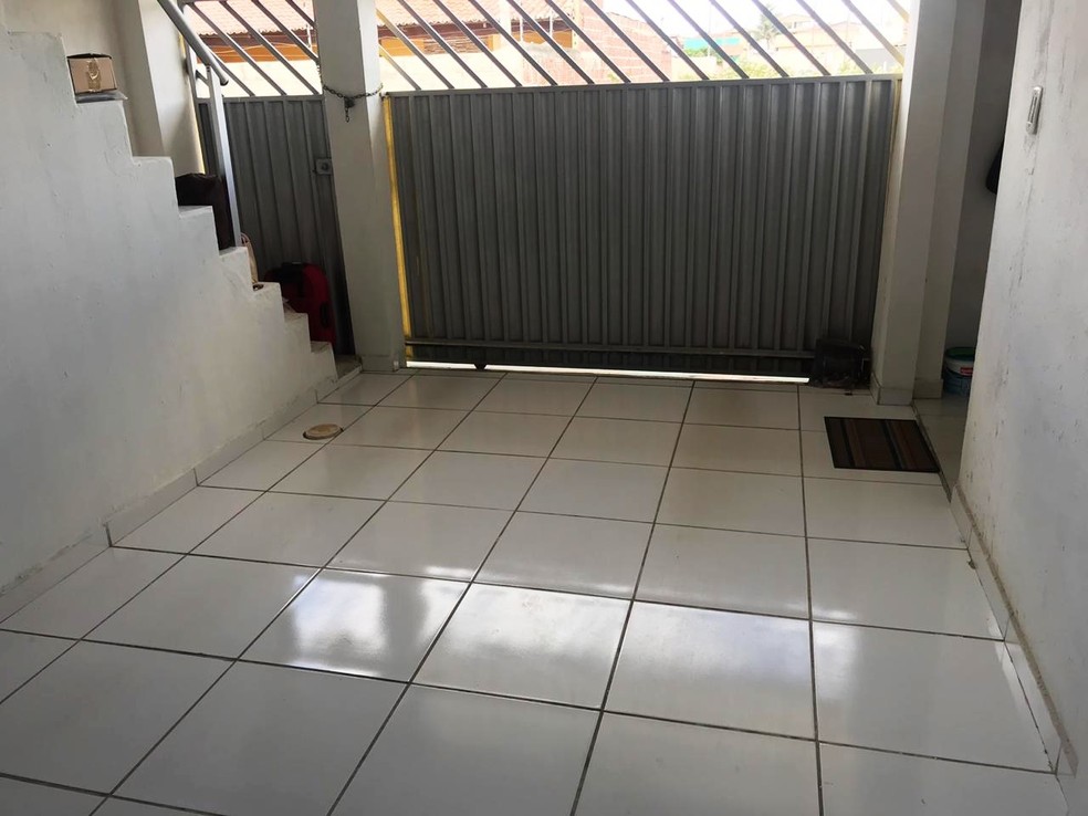 Fam&Atilde;&shy;lia foi rendida durante o arrast&Atilde;&pound;o; mulheres que estavam na casa foram levadas para a garagem  &acirc;Â€Â” Foto: Kleber Teixeira/Inter TV Cabugi