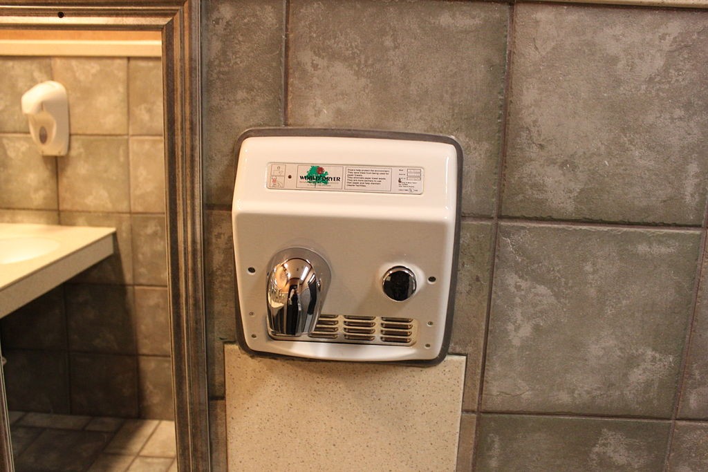 Secadores de mão espalham bactérias de quem não lava as mãos direitos por todo o sanitário (Foto: Dwight Burdette/Wikipedia Commons)