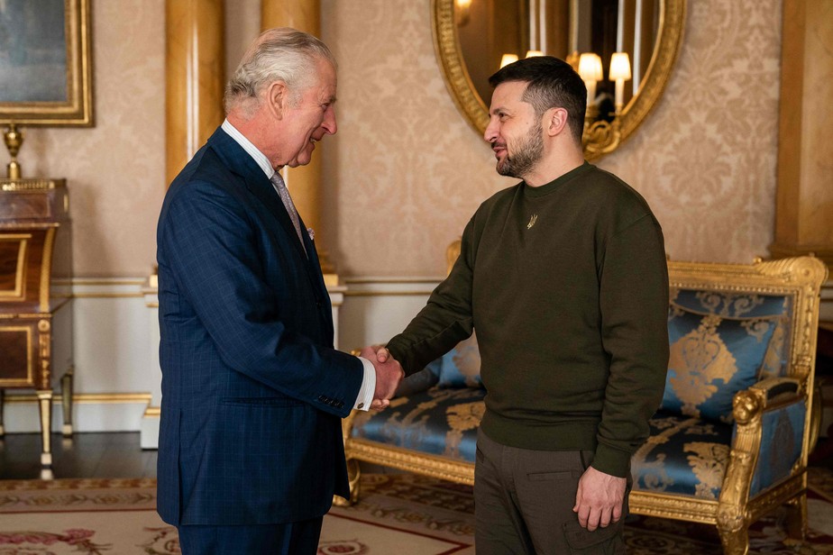 O presidente ucraniano, Volodymyr Zelenski, se encontra com o rei Charles III em Londres