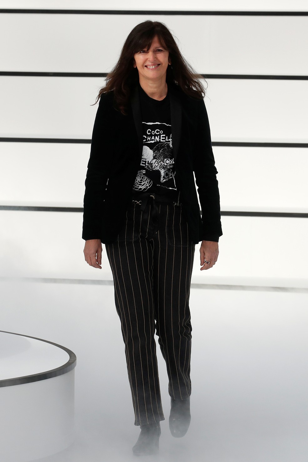 A estilista francesa Virginie Viard foi braço direito de Karl Lagerfeld por 32 anos, tendo sido nomeada diretora criativa da Chanel logo após a morte do designer, em 2019 — Foto: Reuters