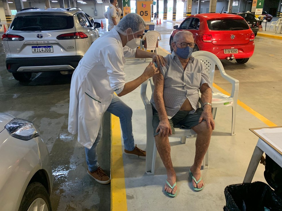 Idoso é vacinado com a 4ª dose da vacina contra a Covid-19 em Fortaleza. — Foto: Halisson Ferreira/SVM