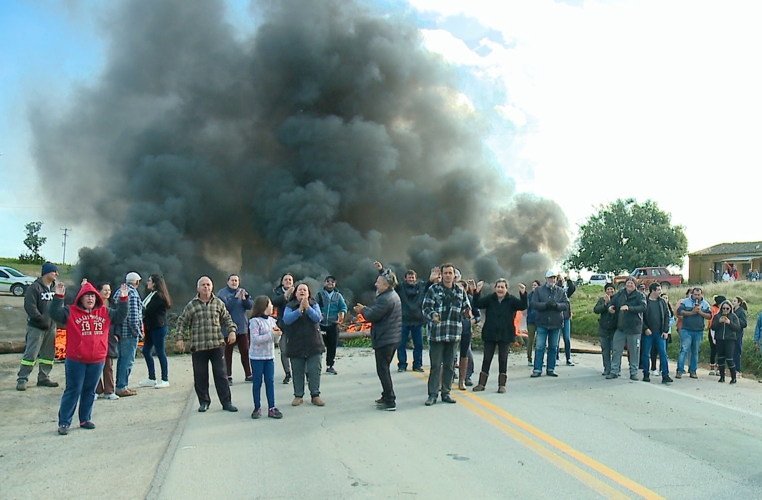 Uma semana após ciclone, 2 mil seguem sem luz no RS; moradores protestam bloqueando estrada