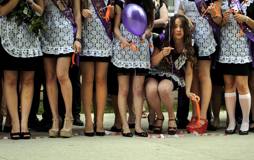 Adolescentes russas celebram o fim das aulas do Ensino Médio em Sochi durante o 'Último Sino', cerimônia que é comemorada em todo o país. (Foto: Mikhail Mordasov/AFP)