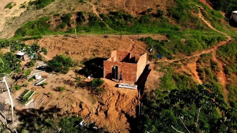 A casa da família deve ficar pronta nas próximas semanas (Foto: Feliz Lima via BBC News Brasil)