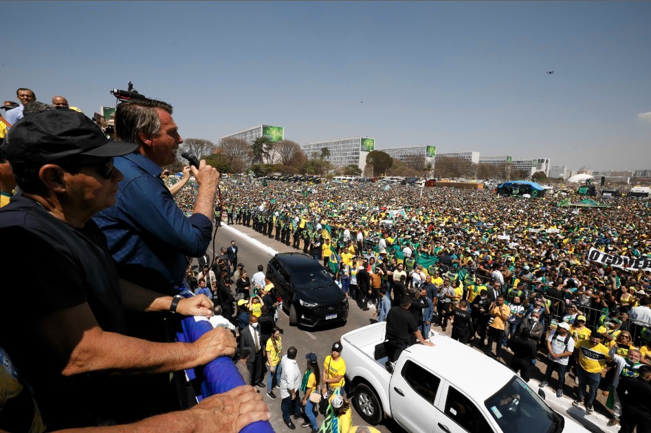 O presidente Jair Bolsonaro discursa para manifestantes no 7 de setembro.