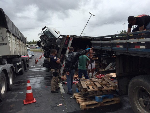 Caminhão tomba e deixa motorista e carona feridos na BR-101, no Espírito Santo (Foto: Fábio Linhares/TV Gazeta)