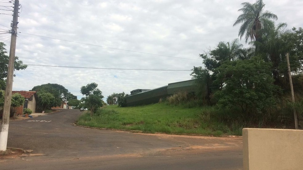 Vagões tombados ficaram próximos de uma rua na região da estação ferroviária de Cafelândia — Foto: Arquivo pessoal